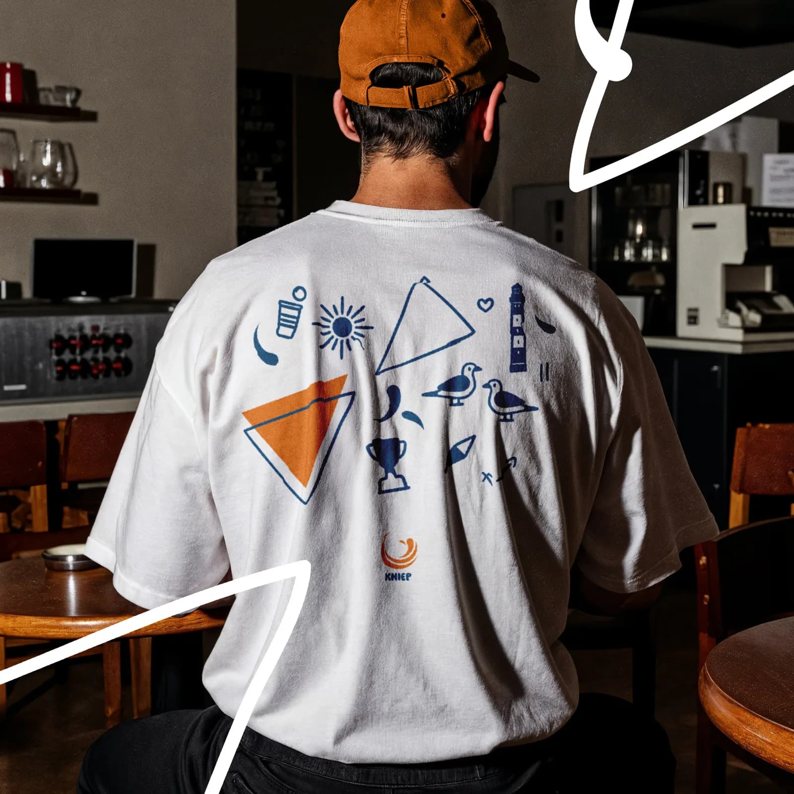 Kniep Amrum T-Shirt »Inselmotive« in Weiß – Heavy-Oversized mit Amrum-Wahrzeichen-Rückenprint, getragen auf Amrum