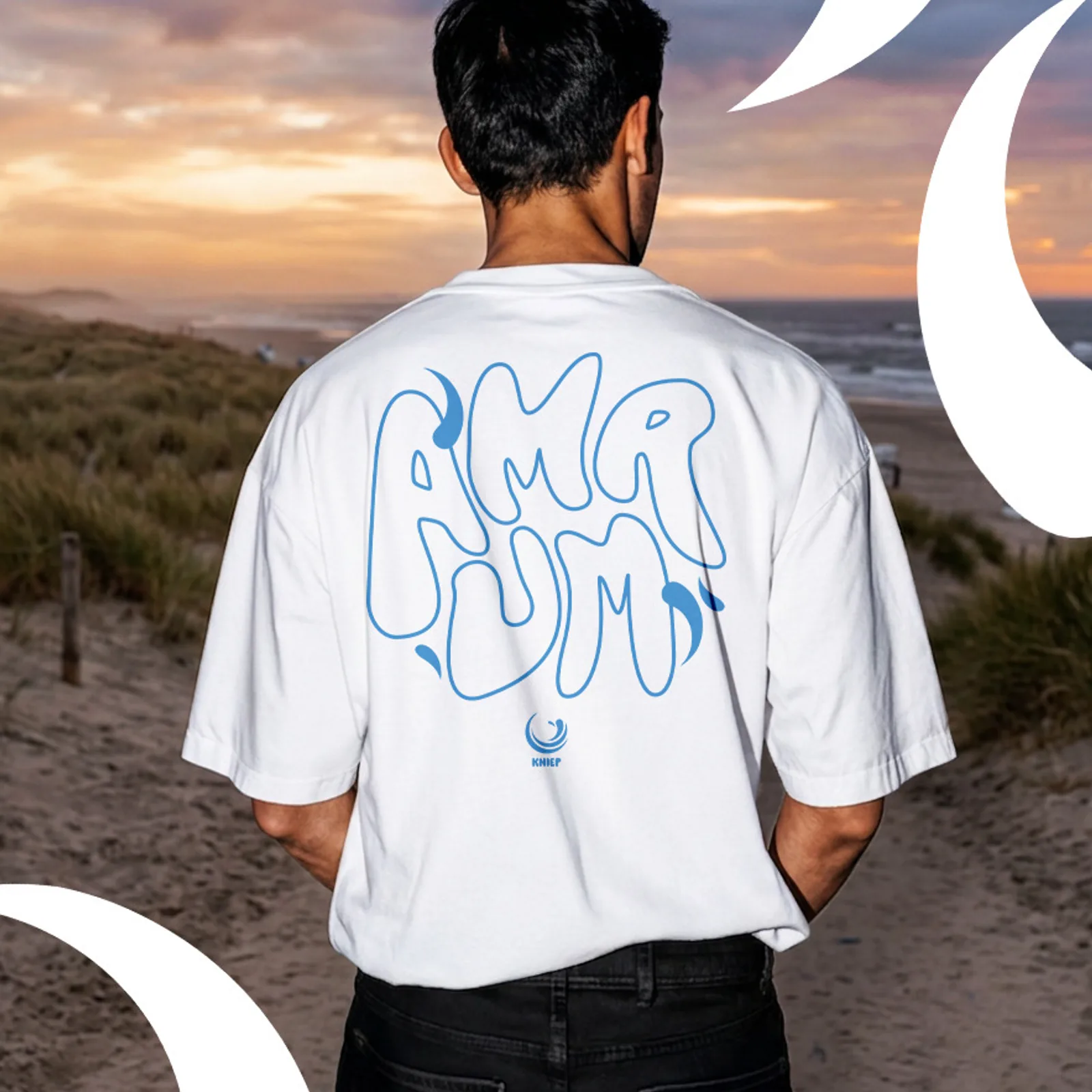 Kniep Amrum T-Shirt »Schriftzug« in Weiß – Heavy-Oversized mit großem AMRUM-Print, getragen am Strand von Amrum